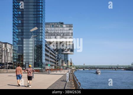 Promenade auf der Hansawerft im Rheinauer Hafen, die Kranhäuser des Architekten Hadi Teherani, Köln, Deutschland. Promenade auf der Hansawerft im RH Stockfoto