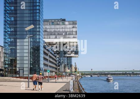Promenade auf der Hansawerft im Rheinauer Hafen, die Kranhäuser des Architekten Hadi Teherani, Köln, Deutschland. Promenade auf der Hansawerft im RH Stockfoto