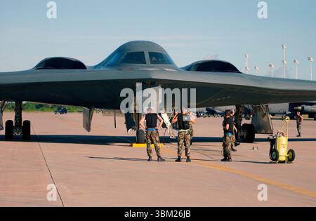 Besatzungsmitglieder der US Air Force (USAF) bereiten mit der 393rd Expeditionary Bomb Squadron (EBS) ihr B-2 Spirit Stealth Bomber-Flugzeug für eine Mission von einer nach vorne gerichteten Basis zur Unterstützung der Operation IRAQI FREEDOM vor Stockfoto