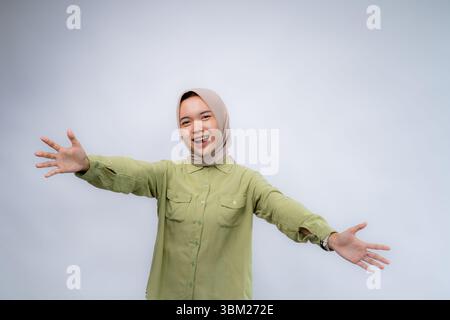 Seien Sie glücklich. Porträt einer jungen asiatischen Frau, die Hijab bei Copy Space Advertising Your Text trägt, isoliert über weißem Studio-Hintergrund stehend Stockfoto