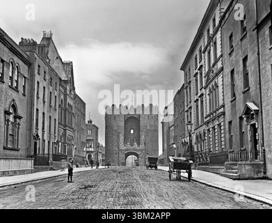 Eine Fotografie aus dem späten 19. Jahrhundert von der St Lawrence Street und dem Lawrence Gate, einem Barbikaner, der im 13. Jahrhundert als Teil der ummauerten Befestigungsanlagen der mittelalterlichen Stadt Drogheda in Irland erbaut wurde. Stockfoto