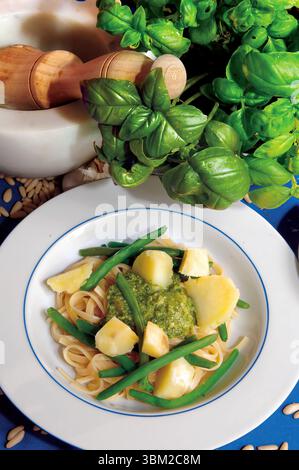 Traditionelle italienische Trenette-Pasta kombiniert mit Pesto-Sauce, gekochten Kartoffeln und grünen Bohnen schafft ein lebendiges und geschmackvolles kulinarisches Erlebnis, EM Stockfoto