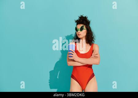 Die schöne junge Frau zeigt einen einzigartigen Stil und genießt im Sommer ein erfrischendes Getränk. Stockfoto