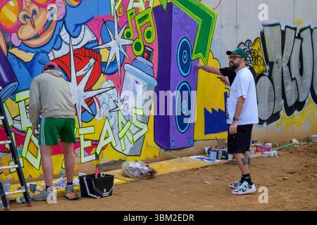 Ein Graffiti-Workshop im El Solar-Event während des Poblenou Open Day - 10. Mai 2025 (10 de Maig), Carrer de Llull, 126, Barcelona, Spanien. Stockfoto