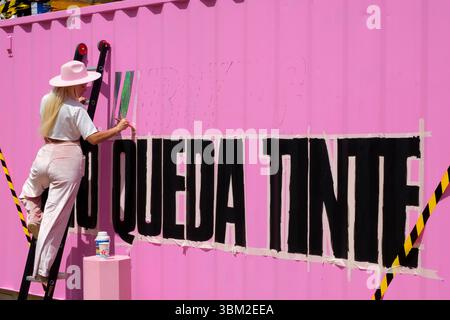 Frau in Hutmalerei auf einem rosafarbenen Versandbehälter bei El Solar während des Poblenou Open Day - 10. Mai 2025 (10 de Maig), Carrer de Llull, 126, Stockfoto