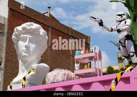 Oben auf dem rosafarbenen Schiffscontainer mit Statue von David und einem Sturmtruppen bei El Solar während des Poblenou Open Day - 10. Mai 2025 (10 de Maig), C Stockfoto