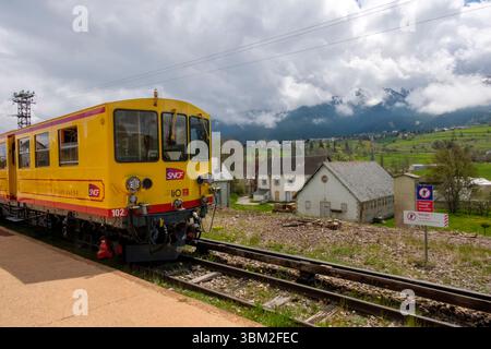 Zug wartet auf Abfahrt am Bahnhof Mont-Louis-La Cabanasse auf der Strecke des Le Petit Train Jaune (kleiner gelber Zug) durch die Pyrénées-Orientales, Stockfoto