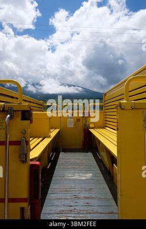 Zug wartet auf Abfahrt am Bahnhof Mont-Louis-La Cabanasse auf der Strecke des Le Petit Train Jaune (kleiner gelber Zug) durch die Pyrénées-Orientales, Stockfoto