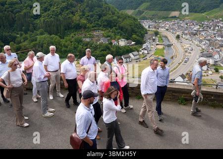 Dernau, Deutschland. Juni 2025. Die Rheinland-pfälzische Kabinettstube wandert entlang des Rotweinwanderweges bei Dernau im Ahrtal. Ministerpräsident Alexander Schweitzer (SPD, 3. V. R.), Wirtschaftsministerin Daniela Schmitt (FDP, 4. V. R.) und Bildungsminister Sven Teuber (SPD, 2. V. R.) gehen gemeinsam mit Bürgermeistern aus der Region Ahr. Quelle: Thomas Frey/dpa/Alamy Live News Stockfoto