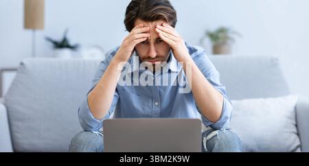 Geschäftsmann Am Laptop Berühren Kopf Mit Business-Problem Sitzen Im Innen Stockfoto