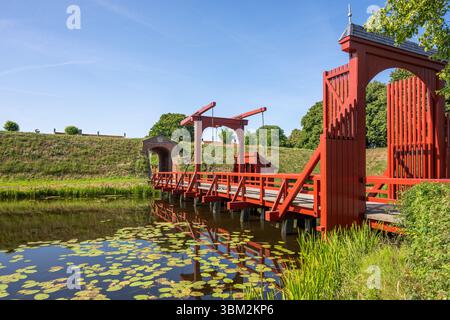 Rote Brücke über einen Graben in Bourtange, Niederlande Stockfoto