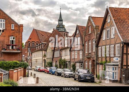 Auf dem Meere Lüneburg Fachwerkhäuser in der historischen Straße auf dem Meere und die St.-Michaelis-Kirche in der Hansestadt Lüneburg, Niedersachsen Stockfoto