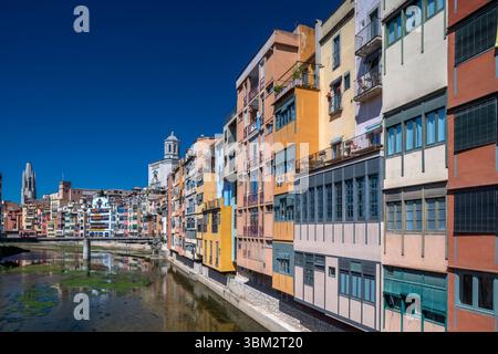 CASAS PENJADES ONYAR FLUSSSTADT GIRONA-KATALONIEN-SPANIEN Stockfoto