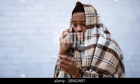 African American Man Ruft Arzt Mit Fieber Über Grau Hintergrund Stockfoto