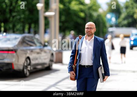 München, Deutschland. Juni 2025. Fabian Mehring (Freie Wähler), digitaler Bayerischer Minister, verlässt die Kabinettssitzung im Bayerischen Staatskanzleramt in München (Bayern) am 24. Juni 2025. Quelle: Matthias Balk/dpa/Alamy Live News Stockfoto