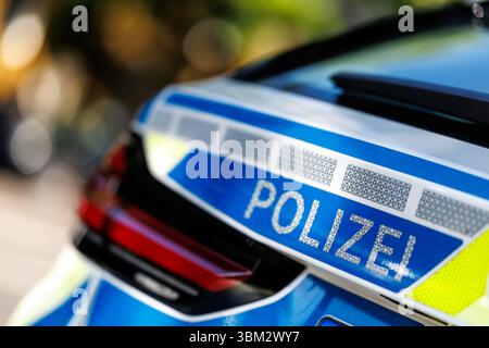 München, Deutschland. Juni 2025. Die Aufschrift „Polizei“ ist auf einem Polizeiwagen am 24.06.2025 in München (Bayern) zu sehen. Quelle: Matthias Balk/dpa/Alamy Live News Stockfoto