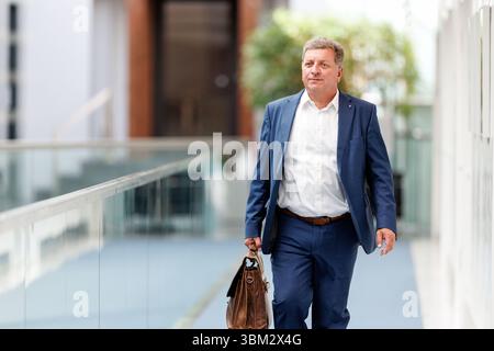 München, Deutschland. Juni 2025. Der bayerische Verkehrsminister Christian Bernreiter (CSU) trifft am 24. Juni 2025 zu einer Kabinettssitzung im Bayerischen Staatskanzleramt in München ein. Quelle: Matthias Balk/dpa/Alamy Live News Stockfoto