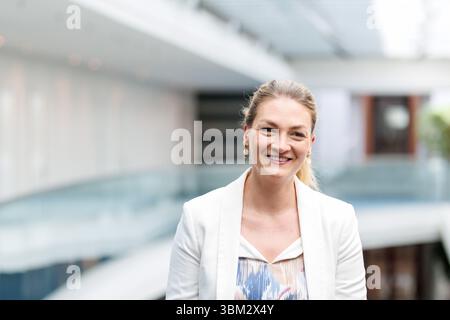 München, Deutschland. Juni 2025. Judith Gerlach (CSU), Gesundheitsministerin Bayerns, kommt am 24. Juni 2025 zu einer Kabinettssitzung im Bayerischen Staatskanzleramt in München (Bayern). Quelle: Matthias Balk/dpa/Alamy Live News Stockfoto