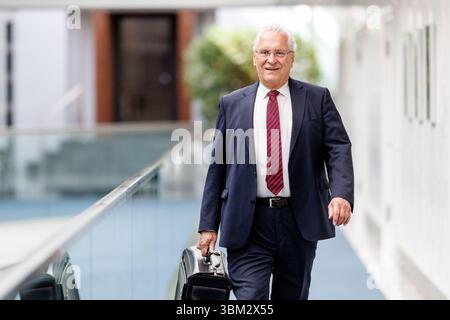 München, Deutschland. Juni 2025. Joachim Herrmann (CSU), Innenminister Bayerns, kommt am 24. Juni 2025 zu einer Kabinettssitzung im Bayerischen Staatskanzleramt in München (Bayern). Quelle: Matthias Balk/dpa/Alamy Live News Stockfoto