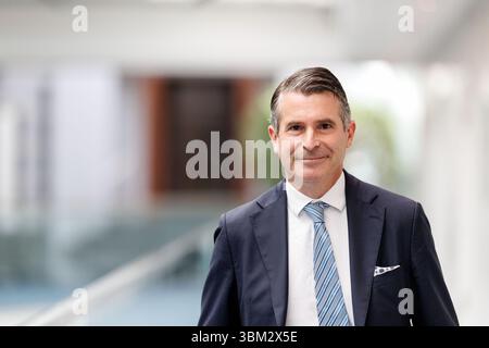 München, Deutschland. Juni 2025. Eric Beißwenger (CSU), bayerischer Europaminister, kommt am 24. Juni 2025 zu einer Kabinettssitzung im Bayerischen Staatskanzleramt in München (Bayern). Quelle: Matthias Balk/dpa/Alamy Live News Stockfoto