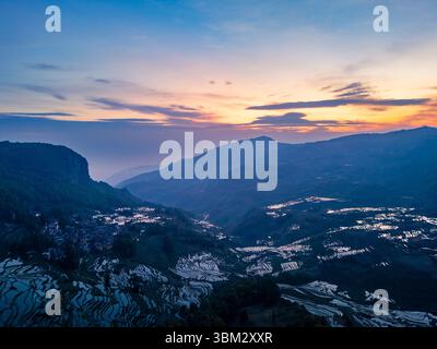 Chinas UNESCO Hani Reisterrassen, Yunnan, mit Panoramablick auf die riesigen Terrassenfelder von Samaba Yuanyang Stockfoto