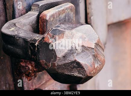 Nahaufnahme eines verwitterten, robusten Metallriegels einer alten Tür Stockfoto