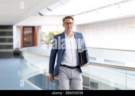 München, Deutschland. Juni 2025. Markus Blume (CSU), Wissenschaftsminister Bayerns, kommt am 24. Juni 2025 zu einer Kabinettssitzung im Bayerischen Staatskanzleramt in München (Bayern). Quelle: Matthias Balk/dpa/Alamy Live News Stockfoto
