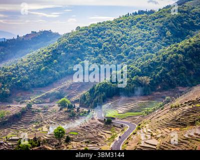 Chinas UNESCO Hani Reisterrassen, Yunnan, mit Panoramablick auf die riesigen Terrassenfelder von Samaba Yuanyang Stockfoto