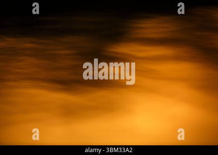 Abstrakte natürliche Unschärfe Hintergrund goldene Reflexion bei Sonnenuntergang Stockfoto