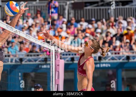 Die lettische Blocker TINA GRAUDINA (LAT) (1) und die lettische Verteidigerin ANASTASIJA SAMOILOVA (LAT) (2) treten während ihrer Vorphase - Pool D Frauen-Beachvolleyball-Match im Stadion Stade Tour Eiffel bei den Olympischen Sommerspielen 2024 in Paris, Frankreich, gegen die Schweiz an. Schweiz Stockfoto