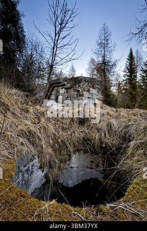 Fort Cima Lan: Betonplatzierung für Maschinengewehre. Col Perer, Arsiè, Belluno, Veneto, Italien. Stockfoto