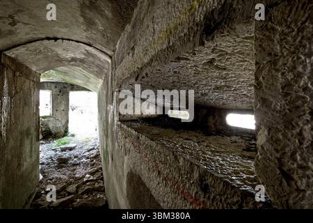 Fort Cima Lan: Embrasure mit Metallpanzer. Col Perer, Arsiè, Belluno, Veneto, Italien. Stockfoto