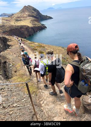 Schauen Sie sich dieses atemberaubende Foto von Touristen an, die in den Bergen wandern, am Pico do Arieiro, auf der wunderschönen Insel Madeira in Portugal. Reisekonzept Stockfoto