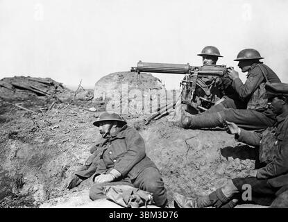YPERN SALIENT, FLANDERN, BELGIEN - 21. September 1917 - Eine britische Vickers-Maschinengewehrmannschaft während der Schlacht am Menin Road Ridge während des Zweiten Weltkriegs Stockfoto
