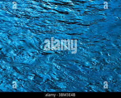 Blaue Wasserwelligkeit – Hochauflösendes Premium-Stockfoto. Abstrakter Hintergrund – minimales lebendiges Hintergrundbild für Telefon, Desktop, App-UI, Website-Header, Marketing-Design und Präsentationsvorlage Stockfoto