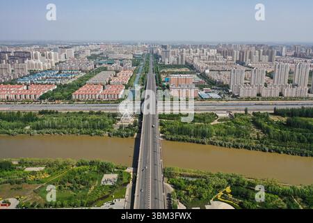 (250624) -- BAYANNUR, 24. Juni 2025 (Xinhua) -- ein Luftdrohnenfoto vom 28. Mai 2025 zeigt den Hauptkanal im Bezirk Linhe in Bayannur, Nordchinas autonomer Region Innere Mongolei. Bayannur liegt an der Spitze der „Großen Schlaufe“ des Gelben Flusses und im Herzen der Hetao-Ebene. Bayannur ist eine Stadt, die vom Gelben Fluss gepflegt wird und als Speicher im Norden Chinas bekannt ist. Das Wort Bayannur bedeutet auf Mongolisch „üppiger See“ und beschreibt perfekt die Wasserressourcen der Region. Von oben betrachtet, zeigt das Hetao Bewässerungsgebiet ein ausgedehntes 64.000-km-Netz von Bewässerungskanälen, das Stockfoto