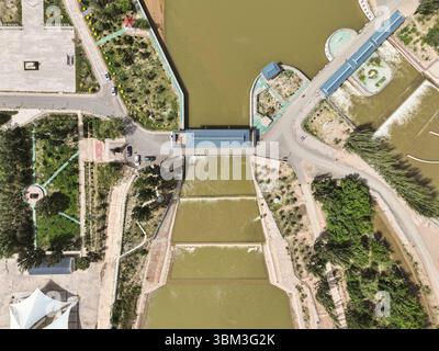 (250624) -- BAYANNUR, 24. Juni 2025 (Xinhua) -- ein Luftdrohnenfoto vom 28. Mai 2025 zeigt den zweiten Umlenkpunkt des Hauptkanals im Bezirk Linhe in Bayannur, Nordchinas autonomer Region Innere Mongolei. Bayannur liegt an der Spitze der „Großen Schlaufe“ des Gelben Flusses und im Herzen der Hetao-Ebene. Bayannur ist eine Stadt, die vom Gelben Fluss gepflegt wird und als Speicher im Norden Chinas bekannt ist. Das Wort Bayannur bedeutet auf Mongolisch „üppiger See“ und beschreibt perfekt die Wasserressourcen der Region. Von oben betrachtet, zeigt das Hetao Bewässerungsgebiet ein ausgedehntes 64.000-km-Netz Stockfoto