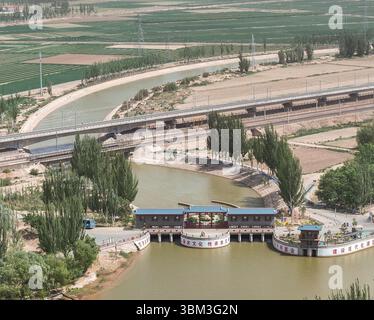 (250624) -- BAYANNUR, 24. Juni 2025 (Xinhua) -- ein Luftdrohnenfoto vom 28. Mai 2025 zeigt den zweiten Umlenkpunkt des Hauptkanals im Bezirk Linhe in Bayannur, Nordchinas autonomer Region Innere Mongolei. Bayannur liegt an der Spitze der „Großen Schlaufe“ des Gelben Flusses und im Herzen der Hetao-Ebene. Bayannur ist eine Stadt, die vom Gelben Fluss gepflegt wird und als Speicher im Norden Chinas bekannt ist. Das Wort Bayannur bedeutet auf Mongolisch „üppiger See“ und beschreibt perfekt die Wasserressourcen der Region. Von oben betrachtet, zeigt das Hetao Bewässerungsgebiet ein ausgedehntes 64.000-km-Netz Stockfoto