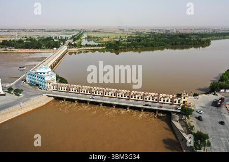 (250624) -- BAYANNUR, 24. Juni 2025 (Xinhua) -- ein Luftdrohnenfoto vom 28. Mai 2025 zeigt das Wasserkontrollprojekt Sanshenggong im Dengkou County in Bayannur, Nordchinas Autonomer Region Innere Mongolei. Bayannur liegt an der Spitze der „Großen Schlaufe“ des Gelben Flusses und im Herzen der Hetao-Ebene. Bayannur ist eine Stadt, die vom Gelben Fluss gepflegt wird und als Speicher im Norden Chinas bekannt ist. Das Wort Bayannur bedeutet auf Mongolisch „üppiger See“ und beschreibt perfekt die Wasserressourcen der Region. Von oben betrachtet, zeigt das Hetao Bewässerungsgebiet ein ausgedehntes 64.000-km-Netz von i Stockfoto