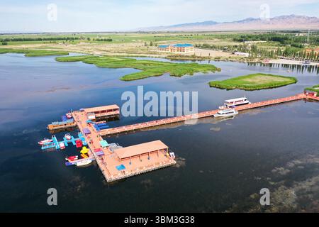 (250624) -- BAYANNUR, 24. Juni 2025 (Xinhua) -- ein Luftdrohnenfoto vom 4. Juni 2025 zeigt die Ulansuhai nur in Bayannur, Nordchinas autonomer Region Innere Mongolei. Bayannur liegt an der Spitze der „Großen Schlaufe“ des Gelben Flusses und im Herzen der Hetao-Ebene. Bayannur ist eine Stadt, die vom Gelben Fluss gepflegt wird und als Speicher im Norden Chinas bekannt ist. Das Wort Bayannur bedeutet auf Mongolisch „üppiger See“ und beschreibt perfekt die Wasserressourcen der Region. Von oben betrachtet, zeigt das Hetao Bewässerungsgebiet ein ausgedehntes 64.000km langes Netz von Bewässerungskanälen, die die hno nähren Stockfoto