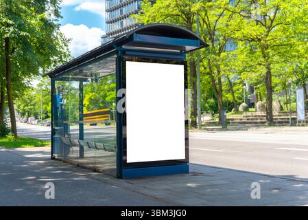 Leere Bushaltestelle in sonniger städtischer Umgebung mit grünen Bäumen, ideal für Außenwerbung oder Branding-Kampagnen Stockfoto