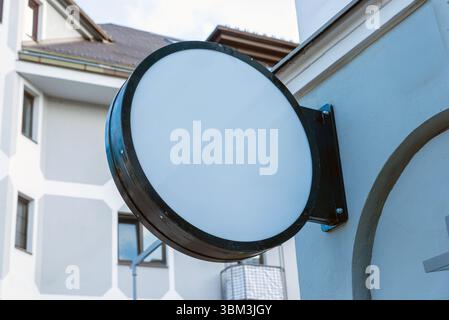 Leere kreisförmige Beschilderung an der Außenwand, bereit für kundenspezifisches Logo, Markenzeichen oder kommerzielle Präsentationen bei Tageslicht Stockfoto