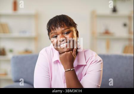 Glückliches Lächeln, attraktive afroamerikanerin mittleren Alters, die in die Kamera schaut Stockfoto