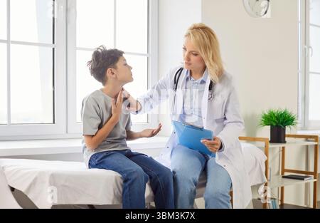 Der Junge in der Klinik beschwert sich über Halsschmerzen, Nahaufnahme Stockfoto