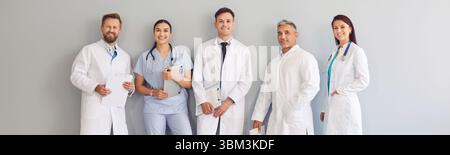 Gruppenporträt Von Ärzten Und Krankenschwestern Auf Grauem Hintergrund Stockfoto