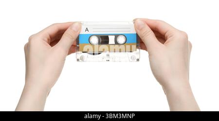 Frau mit Tonkassette mit leerem Etikett auf weißem Hintergrund, Nahaufnahme Stockfoto