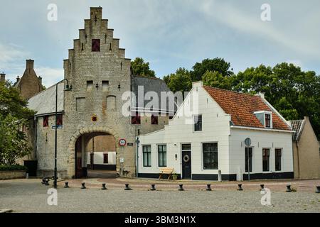 26. Mai 2025: Zierikzee-Niederlande: Das historische Tor von Noorderhavenpoort in Zierikzee, ein gut erhaltenes Beispiel der niederländischen Stadtbefestigung aus der Stadt Stockfoto