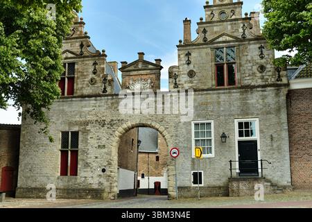 26. Mai 2025: Zierikzee-Niederlande: Das historische Tor von Noorderhavenpoort mit weißem Haus in Zierikzee, ein gut erhaltenes Beispiel der niederländischen Stadtfortif Stockfoto
