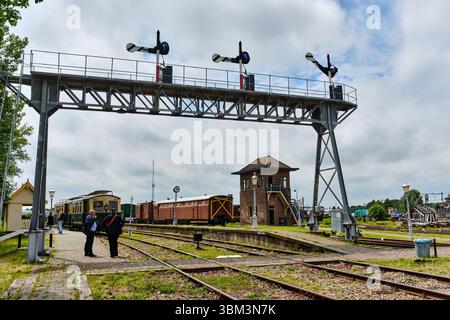 29. Mai 2025 – GOES-Niederlande: Oldtimer-Dieseltriebwagen OMC startbereit unter einer traditionellen Semaphore-Signalbrücke am Stoomtrein Goes Bor Stockfoto