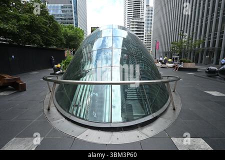 Canary Wharf U-Bahnstation Ausgang - modernes Glas- und Stahldesign - Docklands, London, Großbritannien Stockfoto